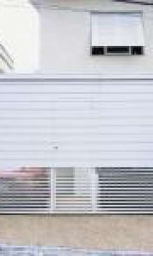 Portão basculante fechado  Portão basculante fechado